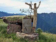 41 Originale altare in pietra con croce e scultura Cristo crocefisso sul pianoro erboso antistante lo sperone roccioso del Mincucco